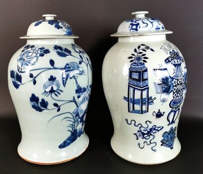 null CHINE, XIXème siècle. 

Réunion de deux potiches couvertes en porcelaine à émail...