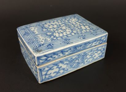 null CHINE, vers 1900.

Boîte rectangulaire en porcelaine et émaux blanc-bleu à décor...