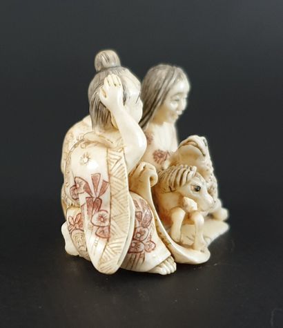 null JAPON, début du XXème siècle.

Netsuke en ivoire sculpté figurant trois personnages...