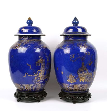 null CHINE, dynastie Qing (1644-1911).

Paire de potiches couvertes en porcelaine...