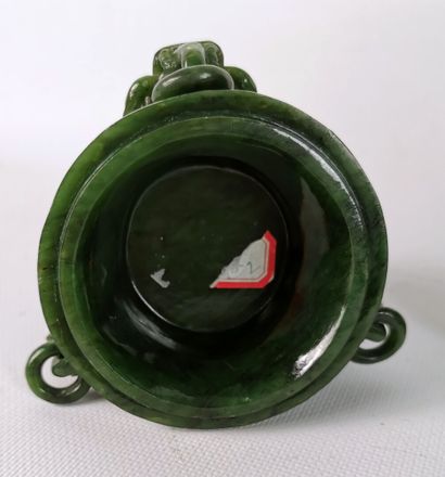 null CHINE.

Brûle-parfum en serpentine sculptée, à l'imitation du jade épinard,...