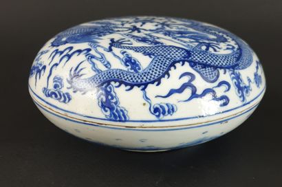 null CHINE, dynastie Qing (1644-1911).

Grande boîte lenticulaire en porcelaine et...
