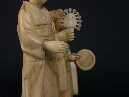 null JAPON, période Meiji (1868-1912).

Okimono en ivoire figurant deux femmes, l'une...
