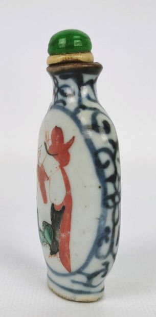 null CHINE, dynastie Qing (1644-1911).

Flacon tabatière en porcelaine et émaux polychromes,...