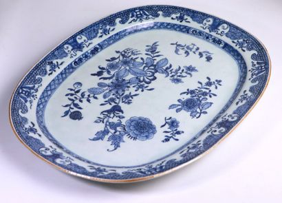 null CHINE, XVIIIème siècle.

Plat ovale en porcelaine à décor blanc-bleu de fleurs...