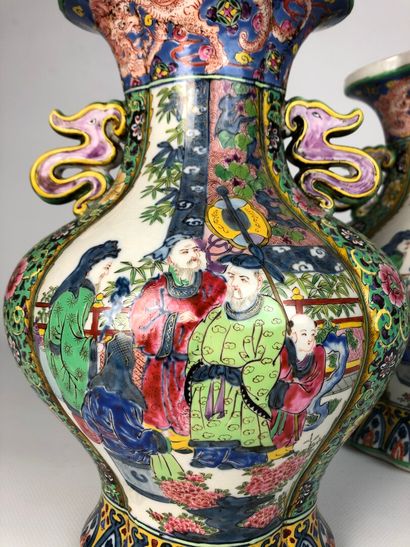 null CHINE, XXème siècle.

Paire de vases à anses sinueuses en porcelaine et émaux...