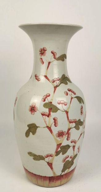 null CHINE, vers 1900.

Vase balustre en porcelaine blanche à décor émaillé polychrome...