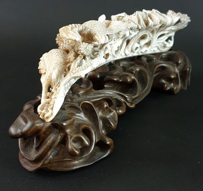 null JAPON, période Meiji (1868-1912).

Okimono horizontal en ivoire sculpté figurant...