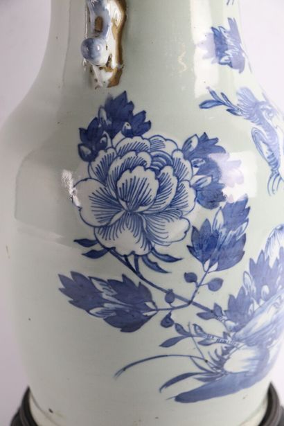 null CHINE, vers 1900.

Vase balustre en porcelaine et émaux bleus sur fond céladon...