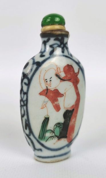 null CHINE, dynastie Qing (1644-1911).

Flacon tabatière en porcelaine et émaux polychromes,...
