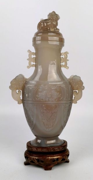null CHINE.

Vase aplati couvert en agate veinée à décor en léger relief de rinceaux...