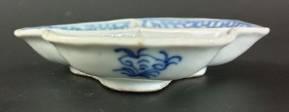 null CHINE, fin du XIXème siècle.

Coupelle trilobée en porcelaine à décor blanc...