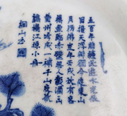null CHINE, vers 1900. 

Petit plat en porcelaine et émaux blanc bleu à décor de...