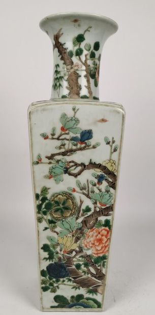 null CHINE, fin de la dynastie Qing (1644-1912).

Vase quadrangulaire en porcelaine...