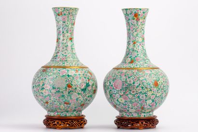 null CHINE, XIXème siècle.

Paire d'importants vases balustres "millefleurs" en porcelaine...