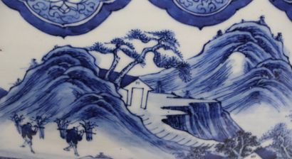 null CHINE, vers 1900.

Bassin à poissons en porcelaine à décor blanc-bleu d'un paysage...