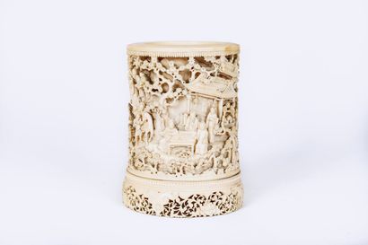 null CHINE, Canton.

Pot à pinceaux "Bitong" en ivoire finement sculpté figurant...