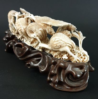 null JAPON, période Meiji (1868-1912).

Okimono horizontal en ivoire sculpté figurant...