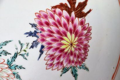 null CHINE.

Plat en porcelaine à décor de la famille rose de chrysanthèmes et bambous.

Epoque...