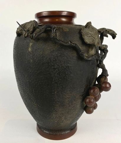 null JAPON, période Meiji (1868-1912).

Vase en bronze à deux patines à décor en...