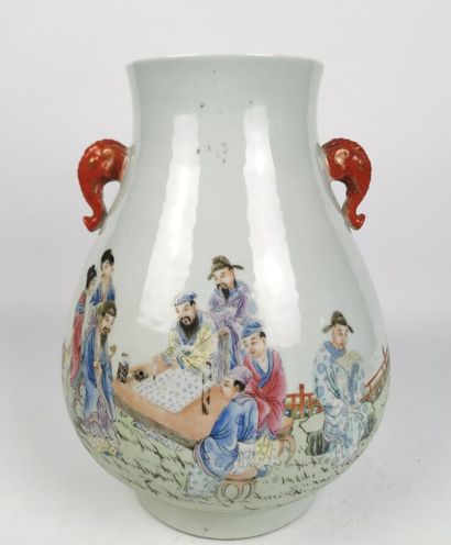 null CHINE.

Vase pansu en porcelaine et émaux polychromes à décor de scènes de leçons...