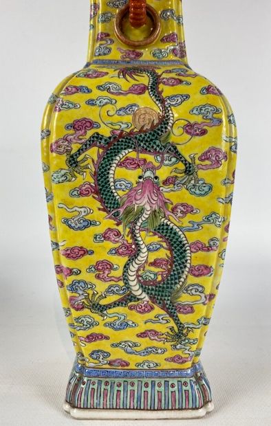 null CHINE, fin de la dynastie Qing (1644-1911).

Paire de vases en porcelaine à...