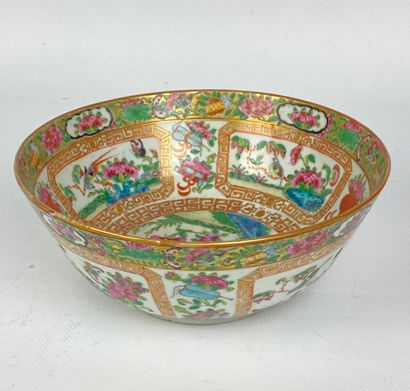 null CHINE, Canton, fin du XIXème siècle.

Coupe en porcelaine et émaux de la Famille...