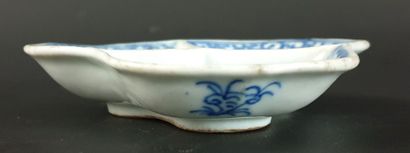 null CHINE, fin du XIXème siècle.

Coupelle trilobée en porcelaine à décor blanc...