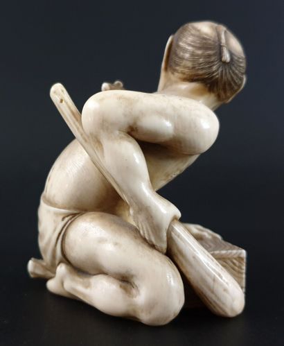 null JAPON, début du XXème siècle.

Petit okimono en ivoire sculpté figurant un attrapeur...