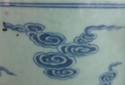 null CHINE, dynastie Qing (1644-1911).

Pot à pinceaux "bitong" en porcelaine et...