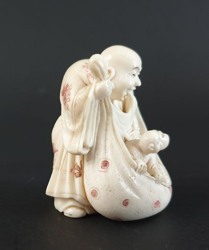 null JAPON, période Meiji (1868-1912).

Netsuke en ivoire sculpté figurant Hotei,...