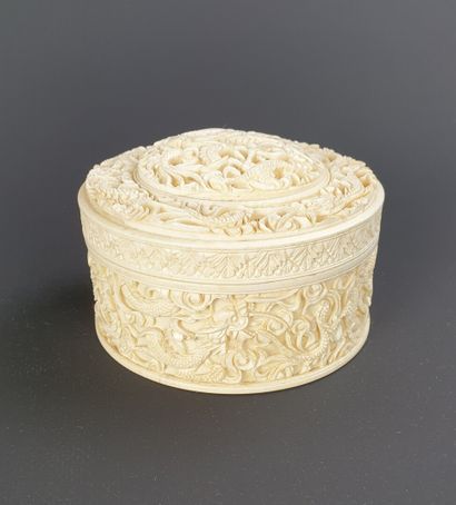 null CHINE, Canton, début du XXème siècle.

Boîte circulaire en ivoire sculpté à...