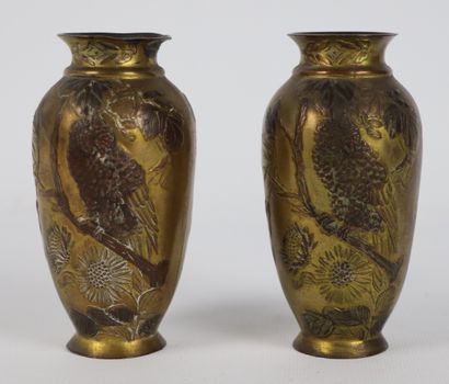 null JAPON, période Meiji (1868-1912).

Paire de vases en bronze partiellement patiné...