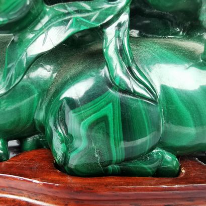 null CHINE.

Groupe en malachite sculptée figurant les chevaux du bonheur tenant...