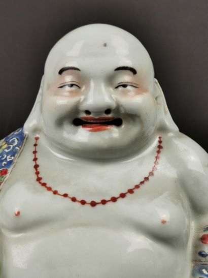 null CHINE, première moitié du XXème siècle.

Bouddha rieur en porcelaine à couverte...