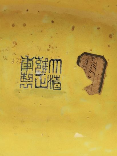 null CHINE, fin de la dynastie Qing (1644-1911).

Importante gourde bianhu en porcelaine...