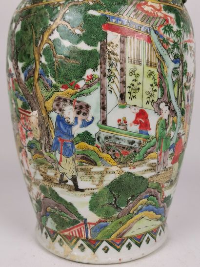 null CHINE, Canton, XIXème siècle.

Rare vase balustre en porcelaine et émaux polychromes...