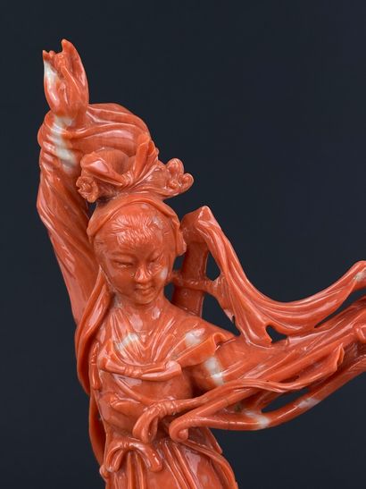 null CHINE.

Statuette en corail figurant une femme en armes.

H_15 cm L_12 cm, un...