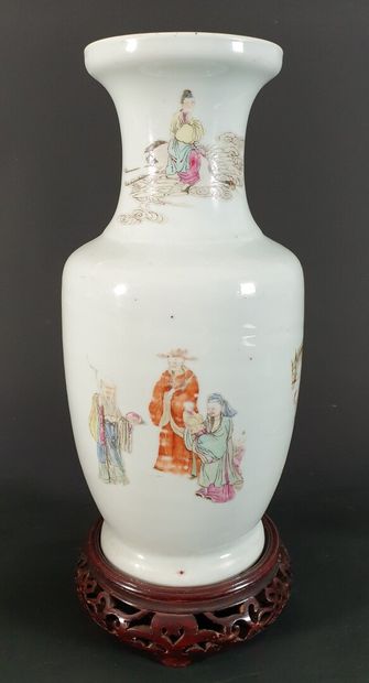 null CHINE, vers 1900.

Vase balustre en porcelaine et émaux de la Famille Rose sur...