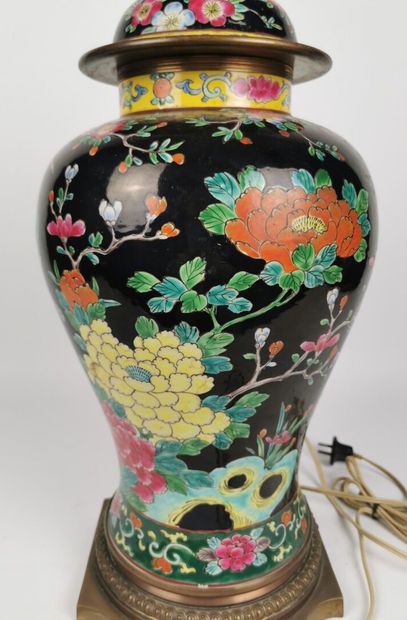 null CHINE, première moitié du XXème siècle.

Vase balustre couvert en porcelaine...
