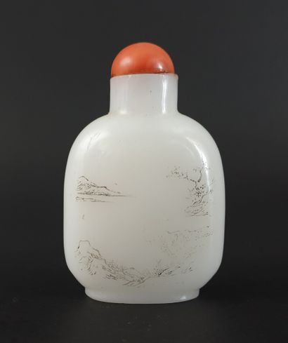 null CHINE, dynastie Qing (1644-1911).

Flacon tabatière en jade céladon pâle à décor...