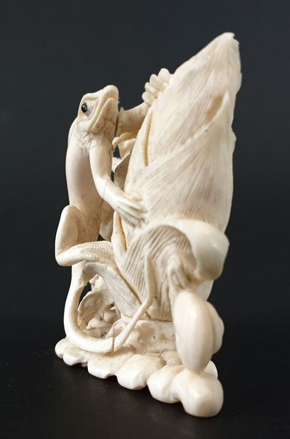 null JAPON, début du XXème siècle.

Netsuke en ivoire sculpté figurant un iguane...