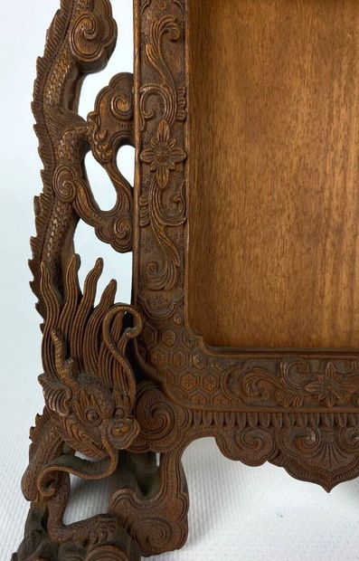 null INDOCHINE ou CHINE DU SUD, vers 1900.

Cadre en bois sculpté à décor de dragons.

H_24,5...