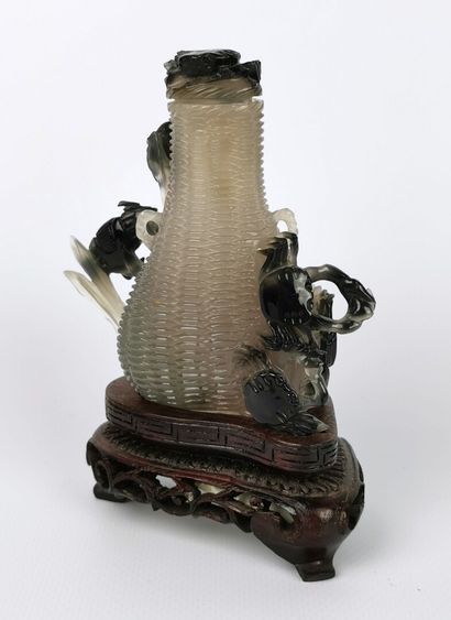 null CHINE, dynastie Qing (1644-1911).

Vase couvert en agate sculptée à motif de...