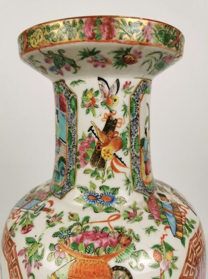 null CHINE, Canton, fin du XIXème siècle.

Vase balustre en porcelaine et émaux de...