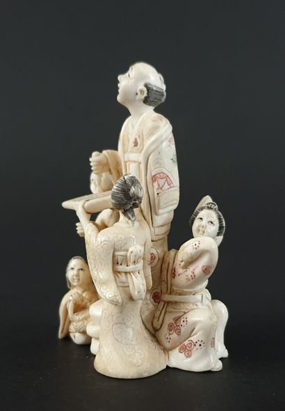 null JAPON, début du XXème siècle.

Netsuke en ivoire sculpté figurant un homme à...