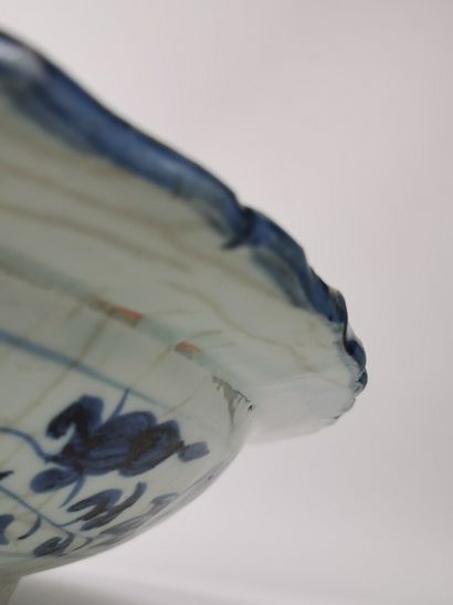  CHINE, époque Yuan. 
Important plat en porcelaine, le bord chantourné. 
Décor en...