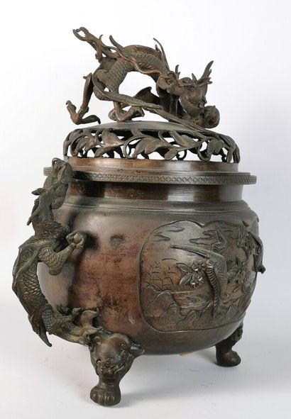 null JAPON, période Meiji (1868-1912).

Important brûle-parfum en bronze à patine...