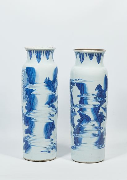 null CHINE, période Transition, XVIIème siècle.

Deux grands vases rouleaux en porcelaine...