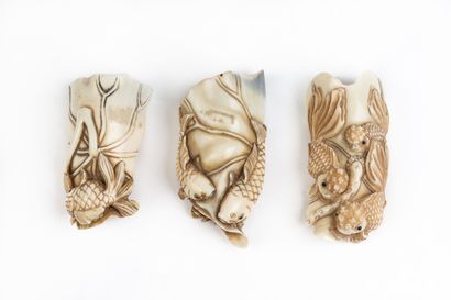 null JAPON, vers 1900.

Réunion de trois pots à encre en ivoire sculpté à décor de...